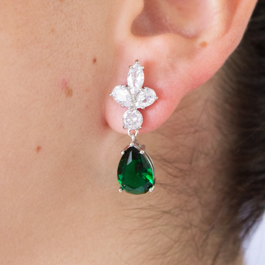 Aretes largos de esmeralda con flor de zirconia