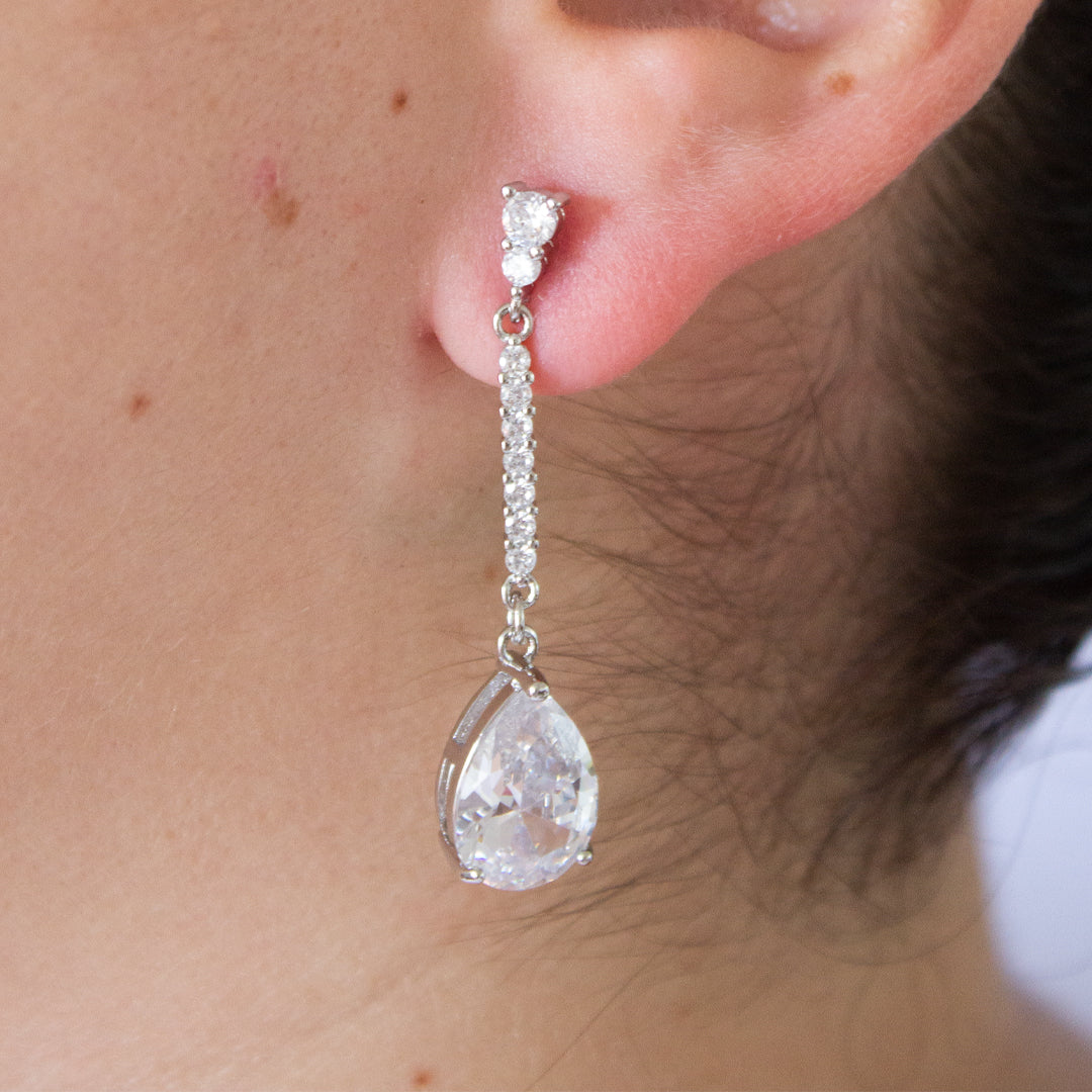 Aretes largos de moissanita en gota